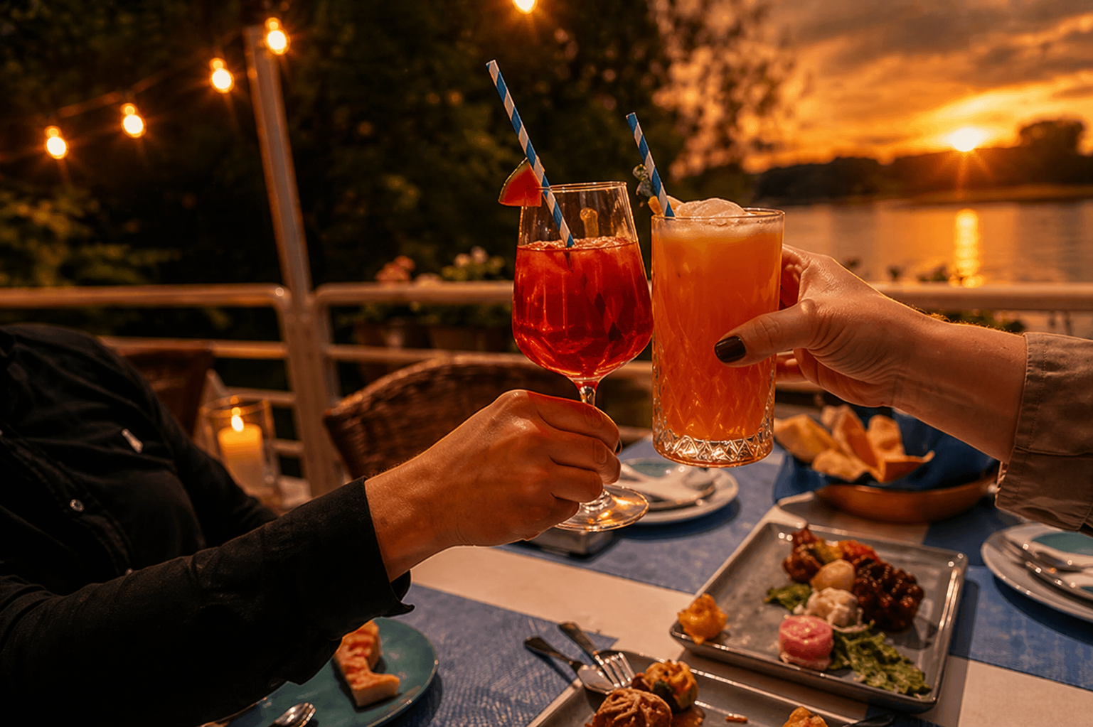 Cocktails bei Sonnenuntergang auf der Terrasse am Rhein