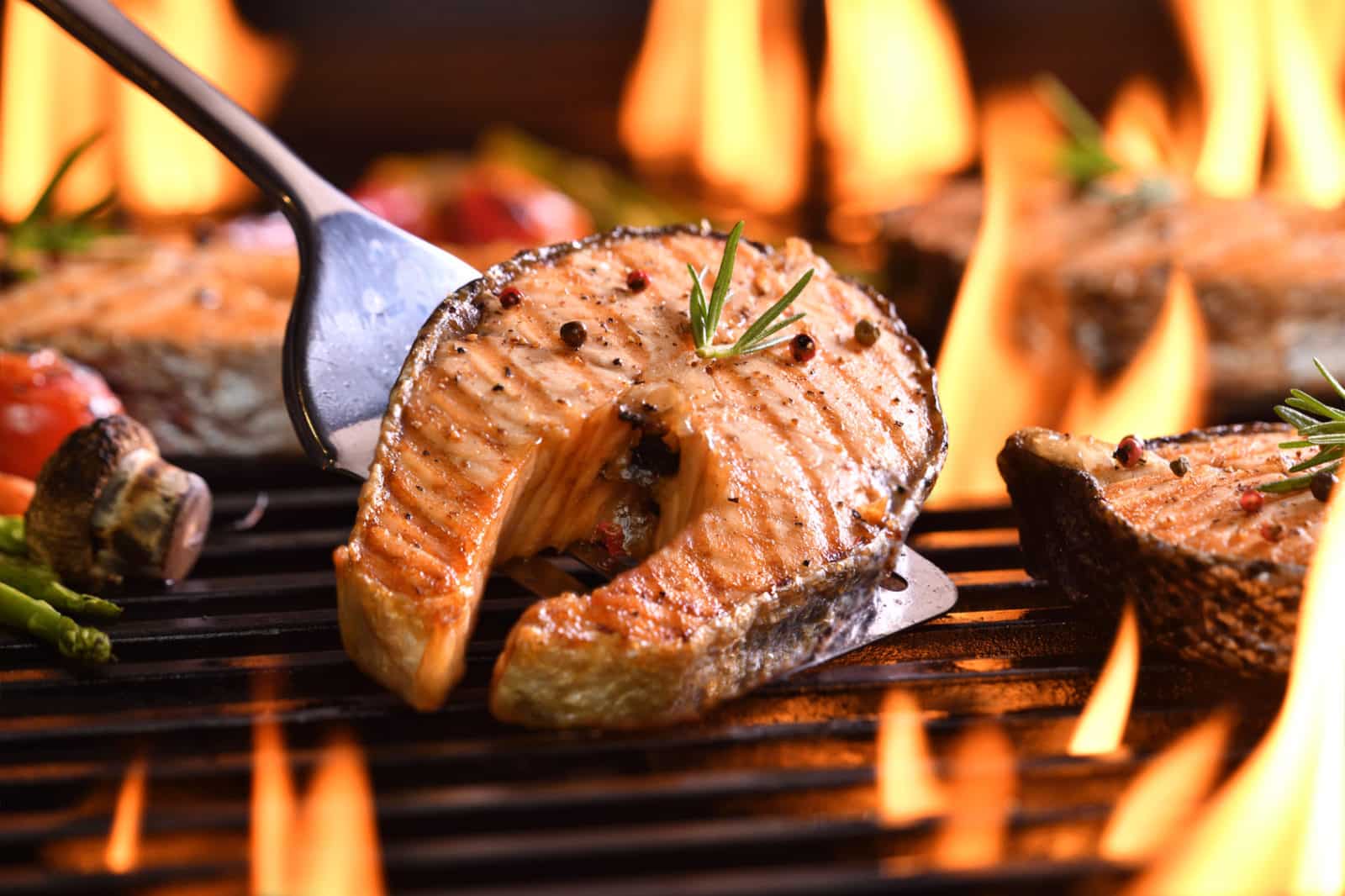 Fisch vom Grill mit Feuer und Kräutern