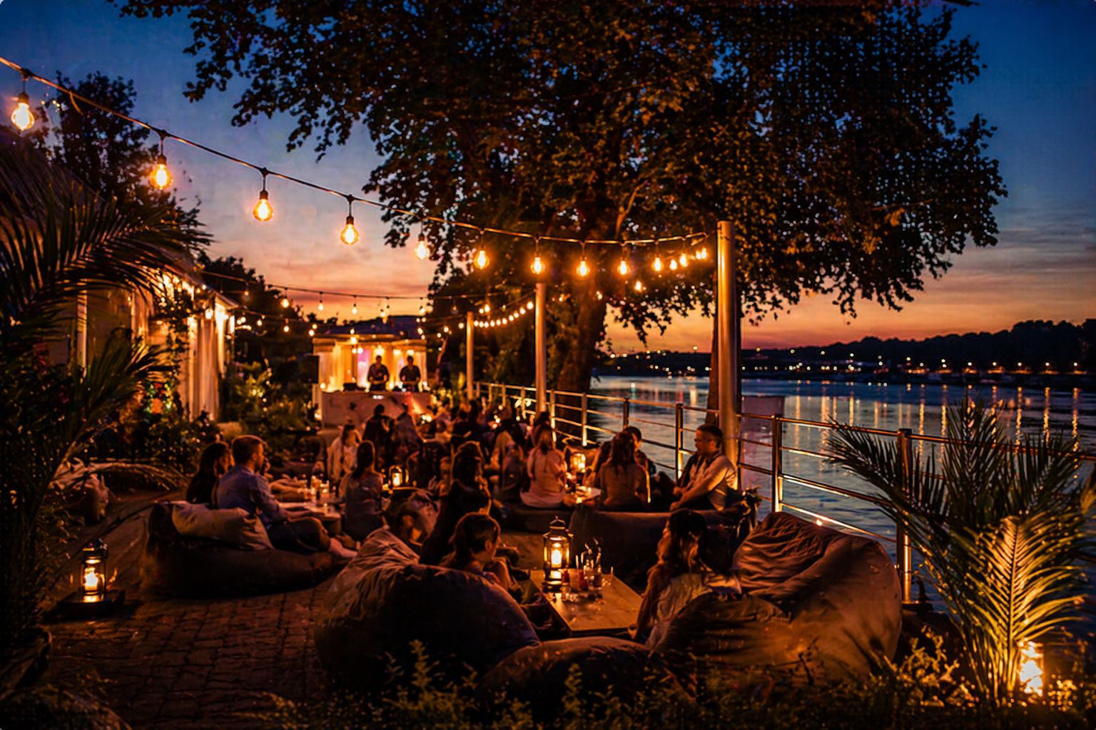 Rheinabend auf der Terrasse mit Lichtern und Gästen bei İnci Fisch